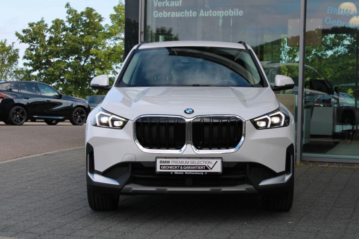 BMW X1 sDrive18i von vorne in Weiß