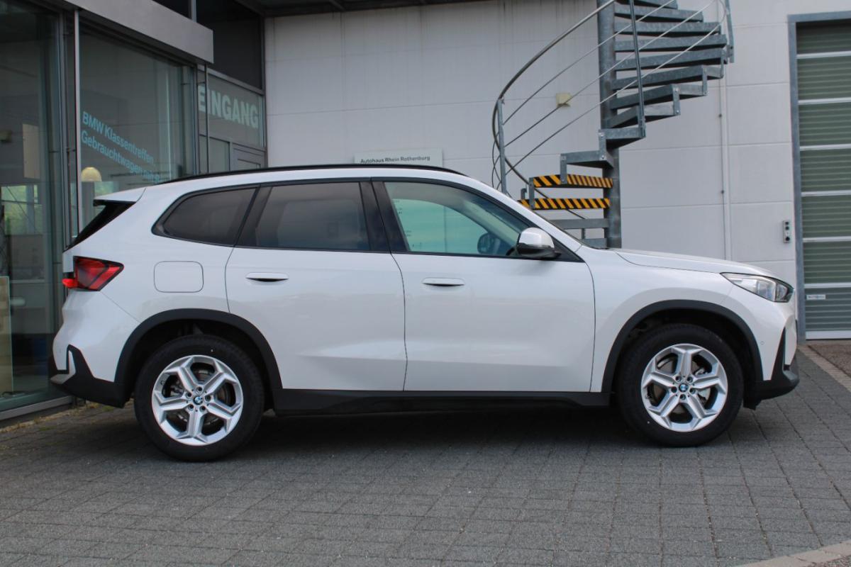 BMW X1 sDrive18i von der Seite in Weiß