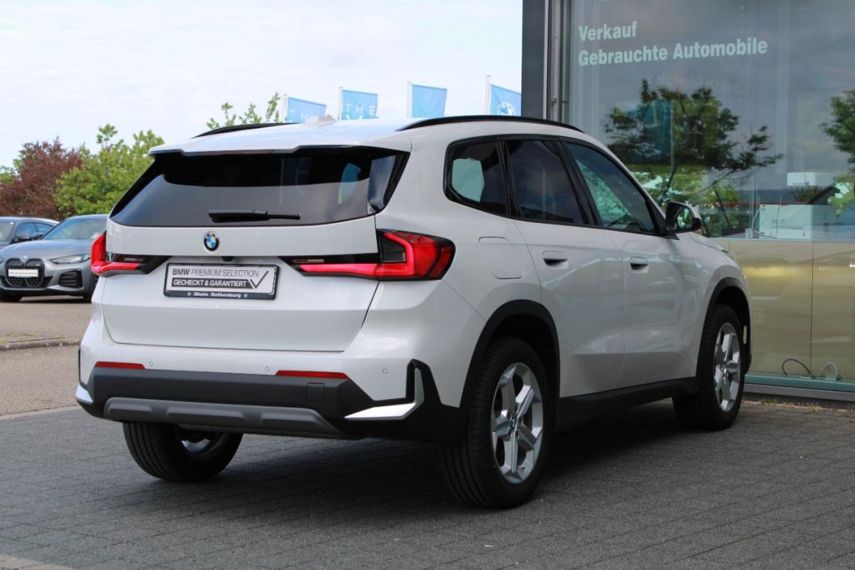 BMW X1 sDrive18i von hinten in Weiß