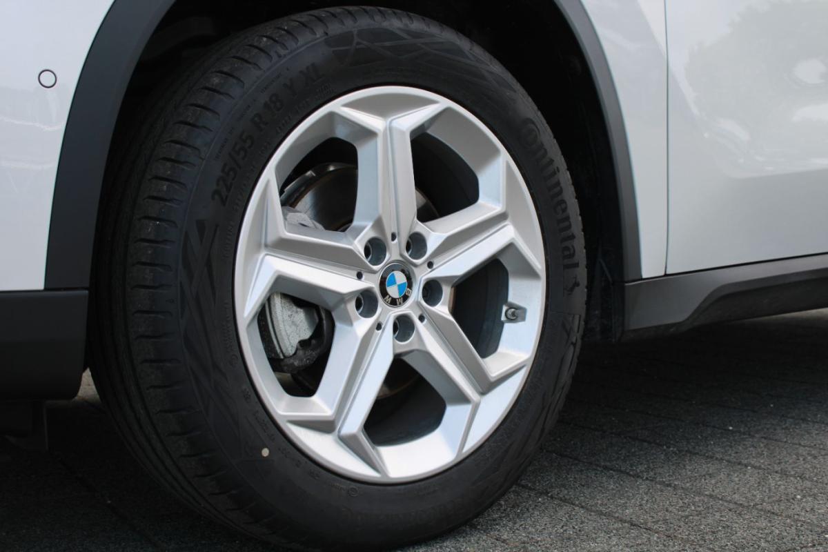 BMW X1 sDrive18i mit Detailansicht auf die Felgen