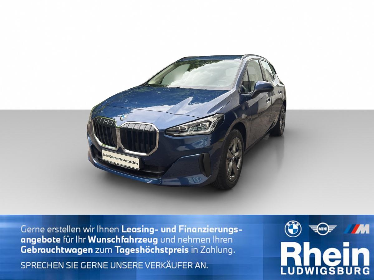 Mehrere Fahrzeuge im Bild