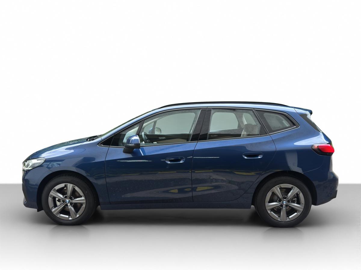 BMW 220i Active Tourer von der Seite in Blau