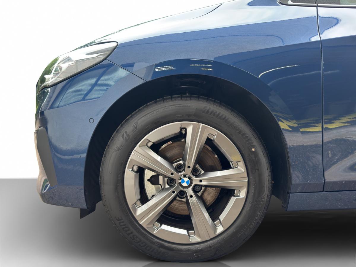 BMW 220i Active Tourer mit Detailansicht auf die Felgen