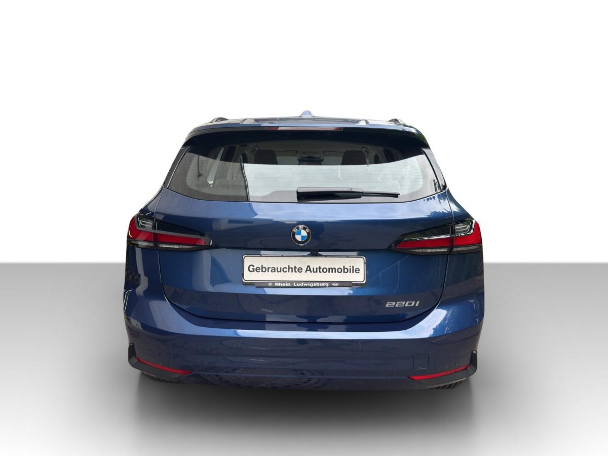 BMW 220i Active Tourer von hinten in Blau