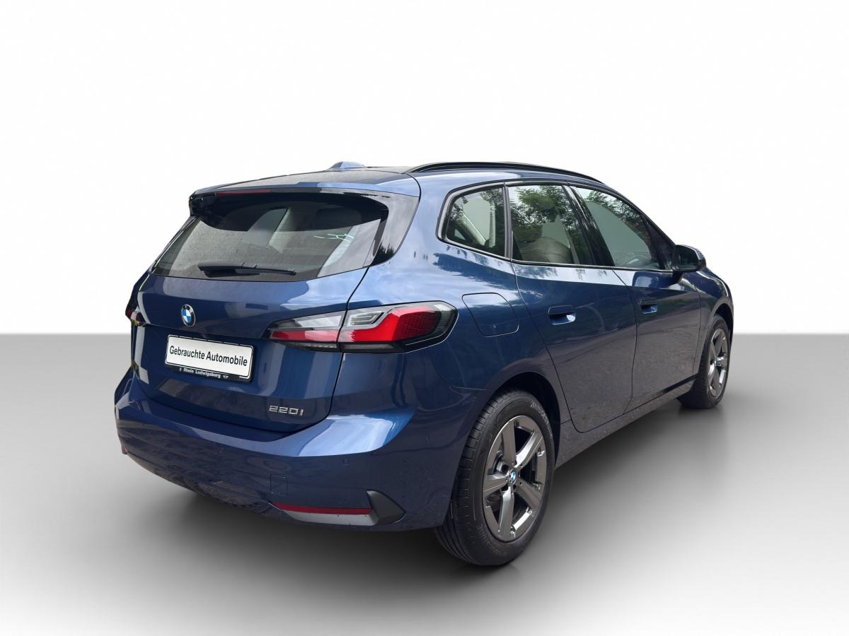 BMW 220i Active Tourer von hinten in Blau