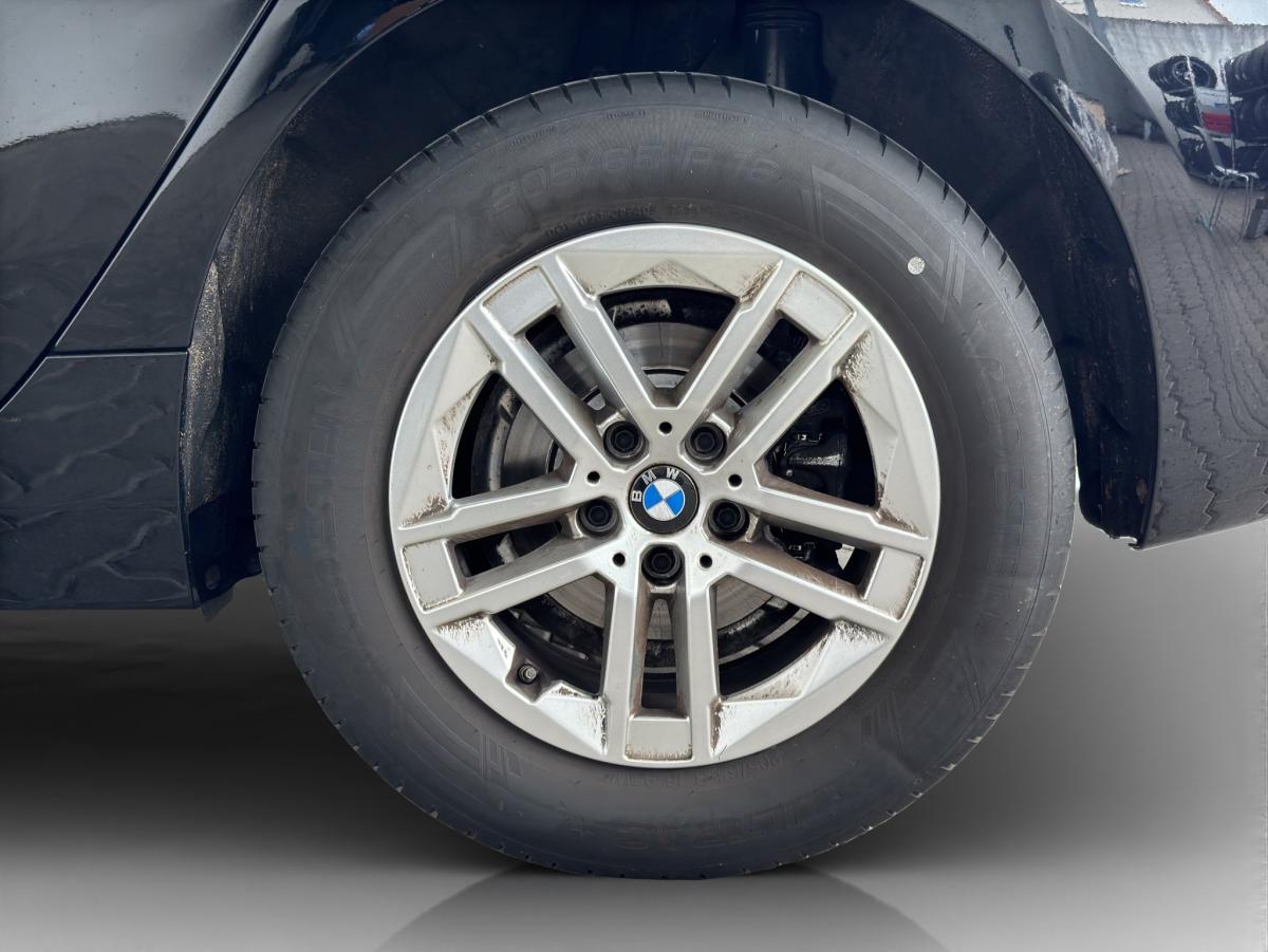 BMW 218i Active Tourer mit Detailansicht auf die Felgen