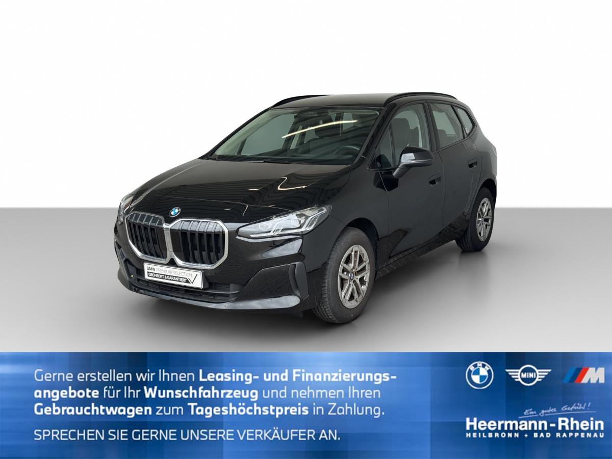 Mehrere Fahrzeuge im Bild