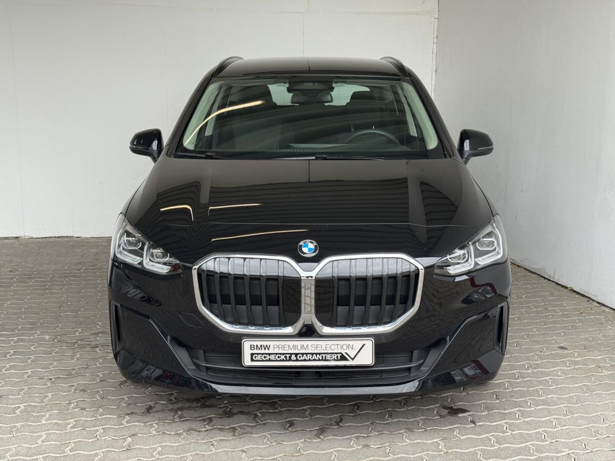 BMW 218i Active Tourer von vorne in Schwarz
