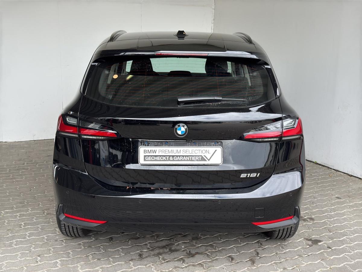 BMW 218i Active Tourer von hinten in Schwarz