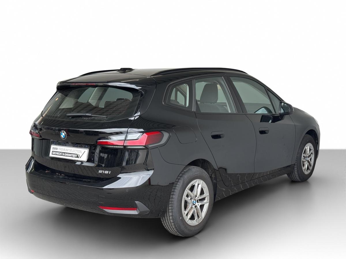 BMW 218i Active Tourer von hinten in Schwarz