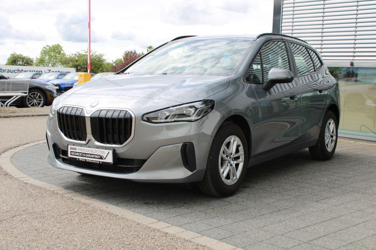 BMW 218i Active Tourer von vorne in Grau