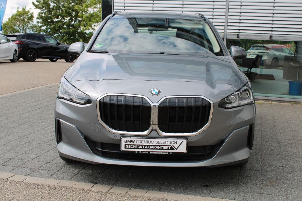 BMW 218i Active Tourer von vorne in Grau