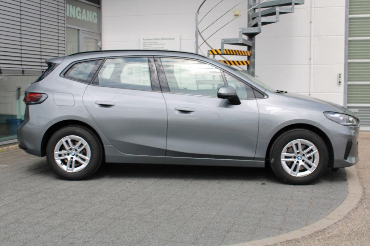 BMW 218i Active Tourer von der Seite in Grau
