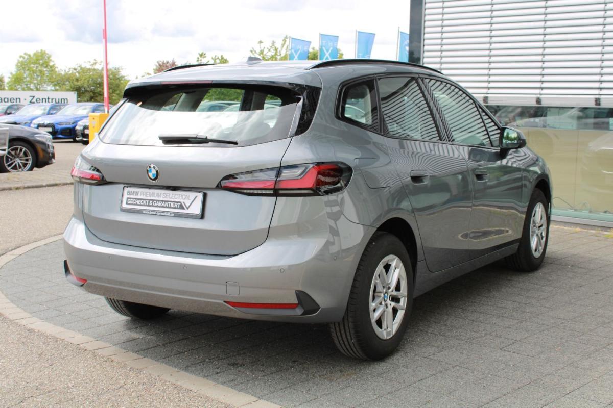 BMW 218i Active Tourer von hinten in Grau