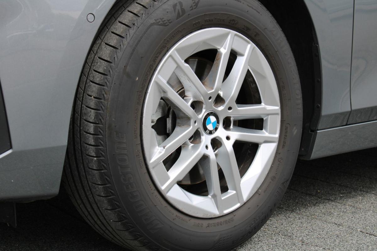 BMW 218i Active Tourer mit Detailansicht auf die Felgen