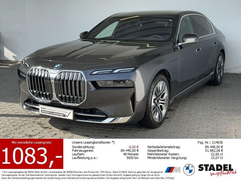 BMW 750e xDrive Limousine von der Seite in Grau