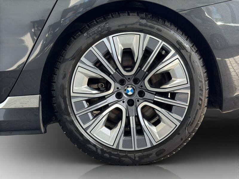 BMW 750e xDrive Limousine mit Detailansicht auf die Felgen