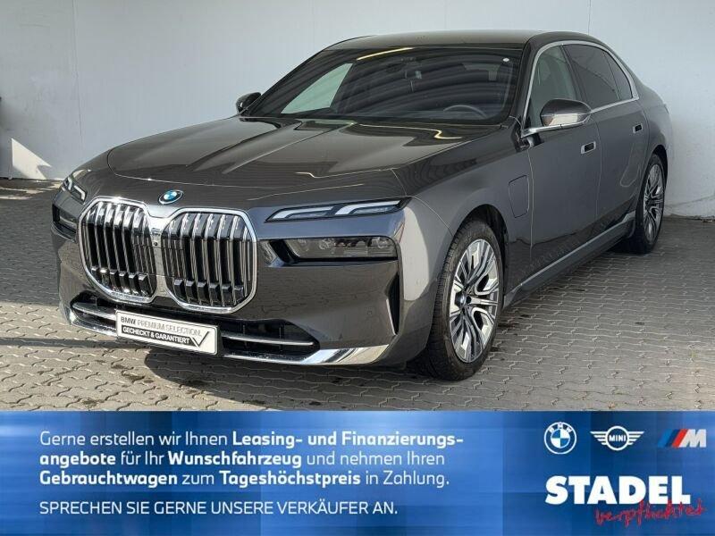 Mehrere Fahrzeuge im Bild