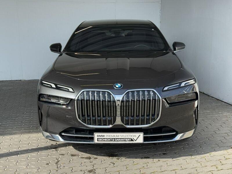 BMW 750e xDrive Limousine von vorne in Grau