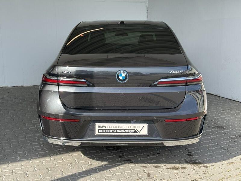 BMW 750e xDrive Limousine von vorne in Grau