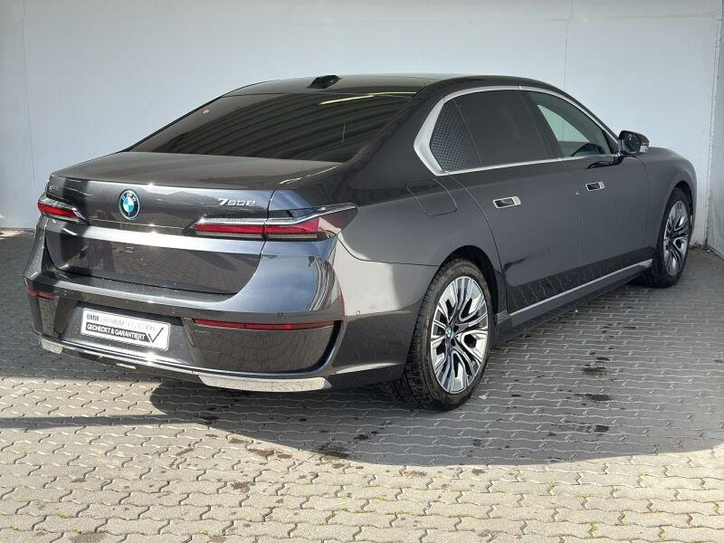 BMW 750e xDrive Limousine von hinten in Grau