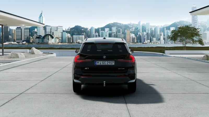 BMW X1 sDrive18i von hinten in Schwarz