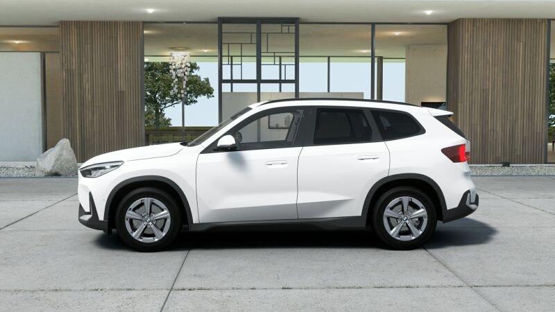 BMW X1 sDrive18i von der Seite in Weiß