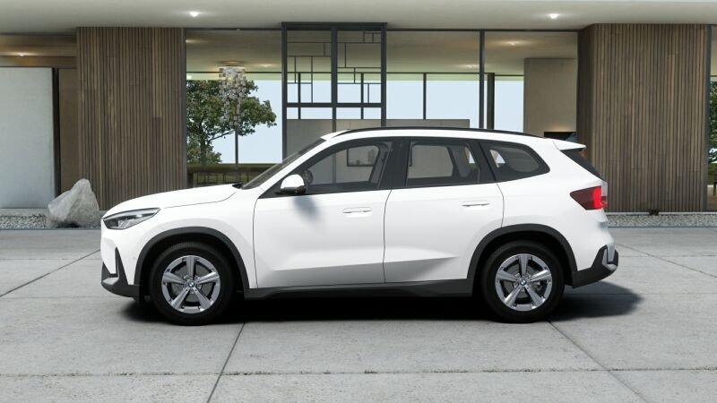 BMW X1 sDrive18i von der Seite in Weiß