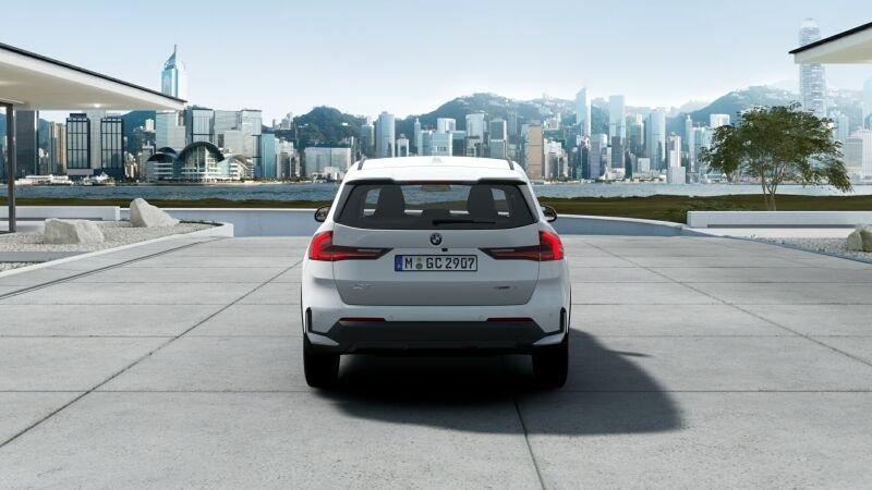 BMW X1 sDrive18i von hinten in Weiß