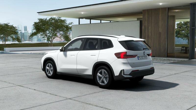 BMW X1 sDrive20i von hinten in Weiß