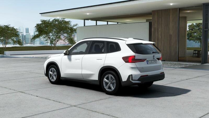 BMW X1 sDrive20i von hinten in Weiß
