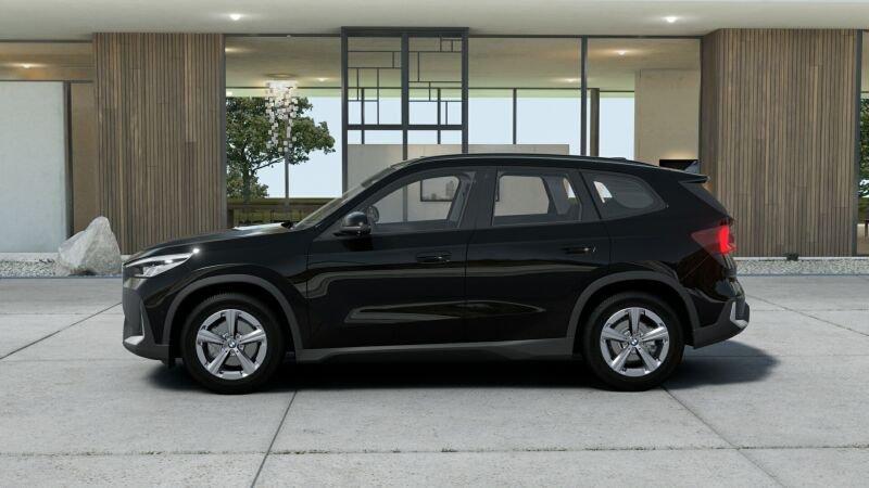 BMW X1 sDrive18i von der Seite in Schwarz