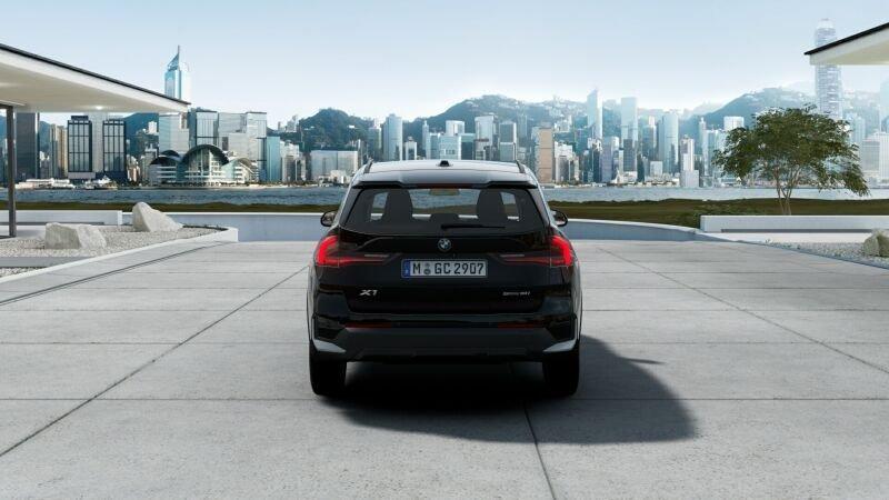 BMW X1 sDrive18i von hinten in Schwarz