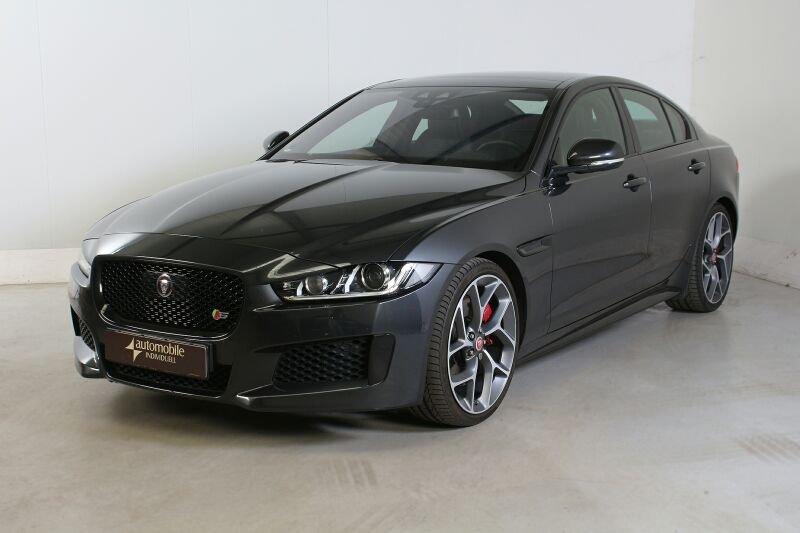 JAGUAR XE in Grau von vorne