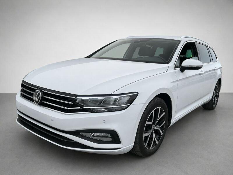 VW Passat Variant in Weiß von vorne