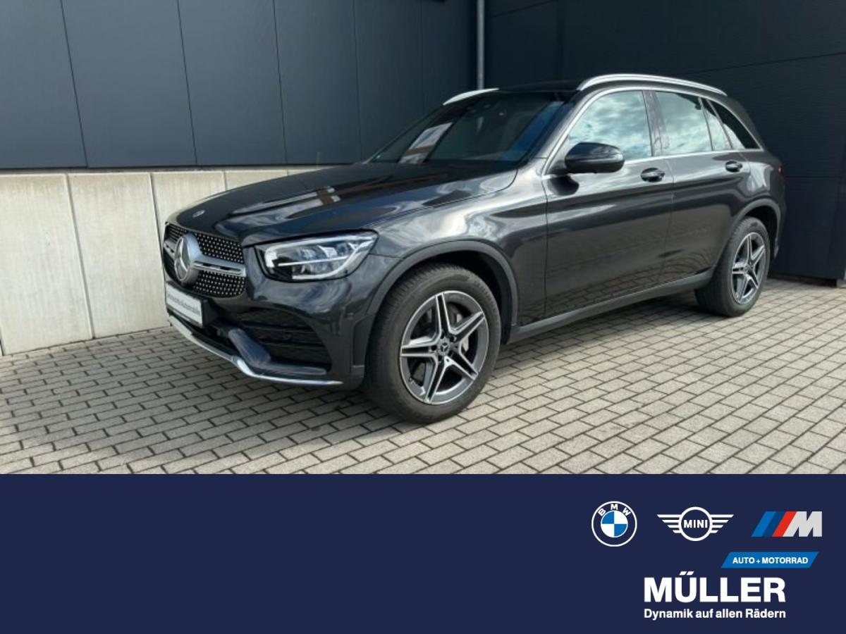MERCEDES-BENZ GLC 300 in Schwarz von vorne