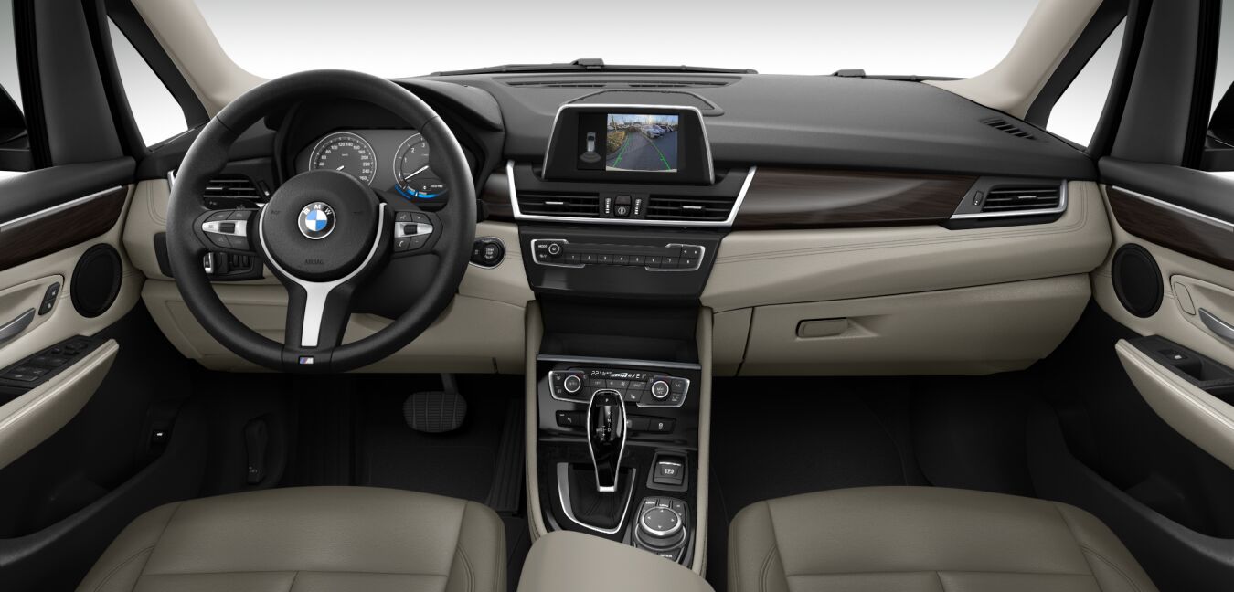 BMW BMW 2er im Innenraum von vorne BMW BMW 2er im Innenraum von vorne